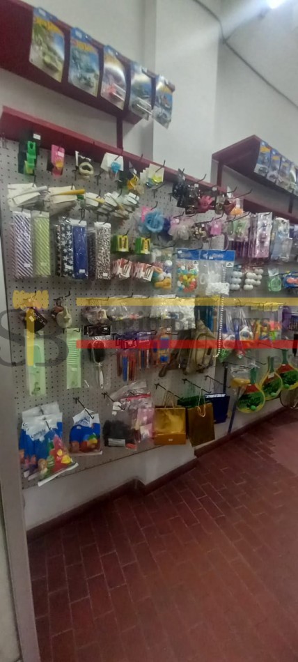 Oportunidad comercial y residencial en Av. 3 - Local, departamento y cochera