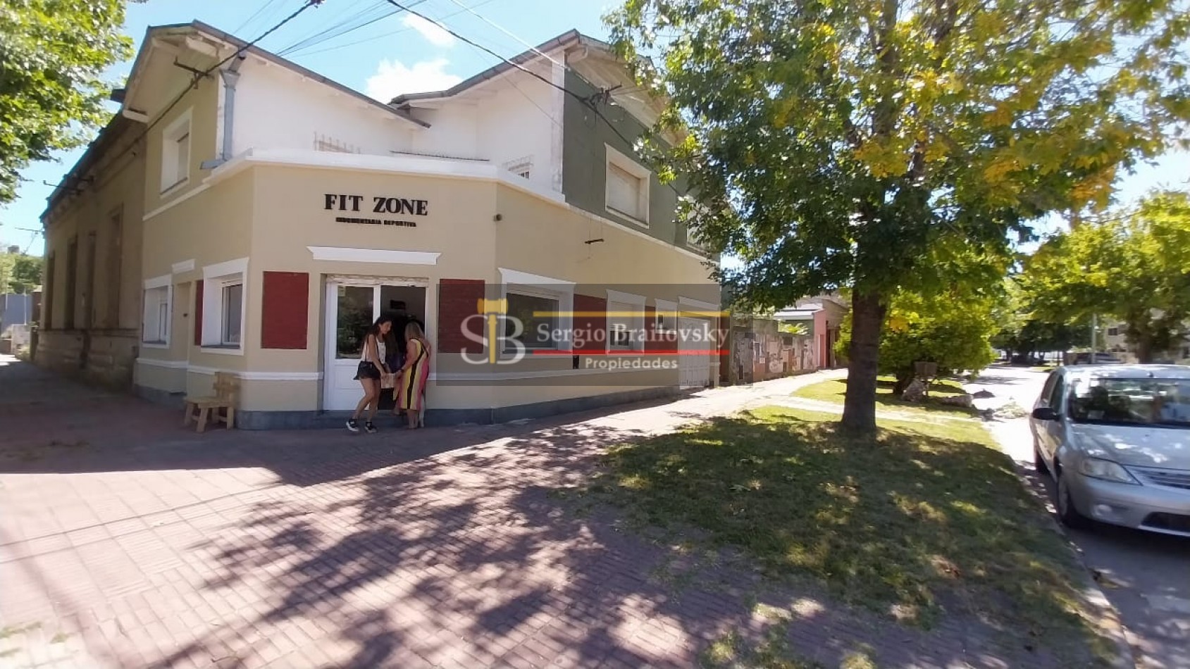 Se Vende  Casa de dos plantas mas local comercial en Gral. Madariaga 
