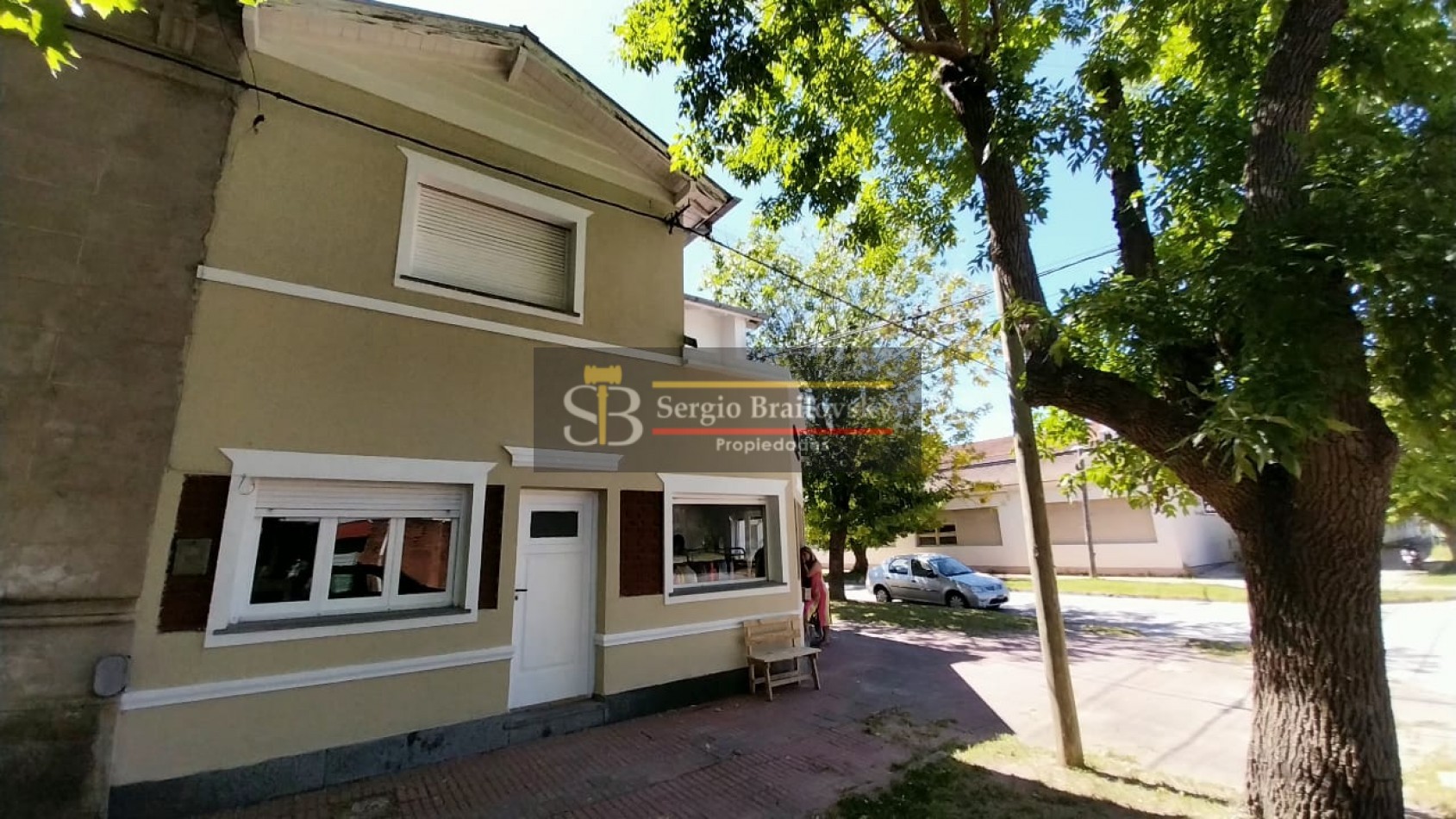 Se Vende  Casa de dos plantas mas local comercial en Gral. Madariaga 