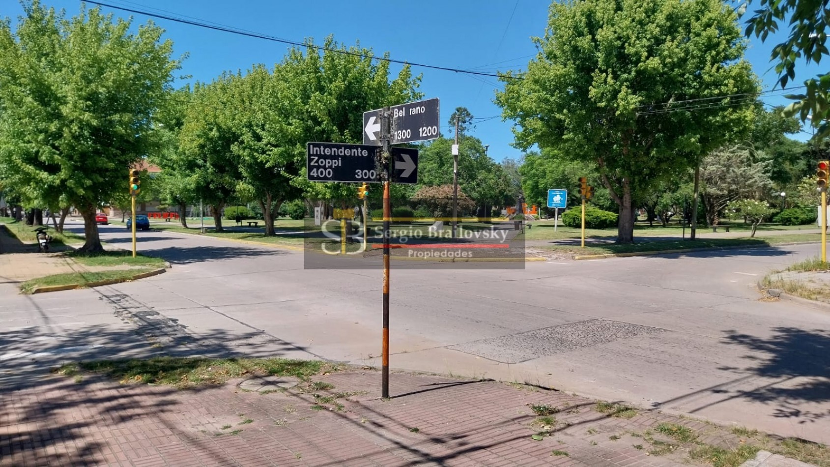 Se Vende  Casa de dos plantas mas local comercial en Gral. Madariaga 