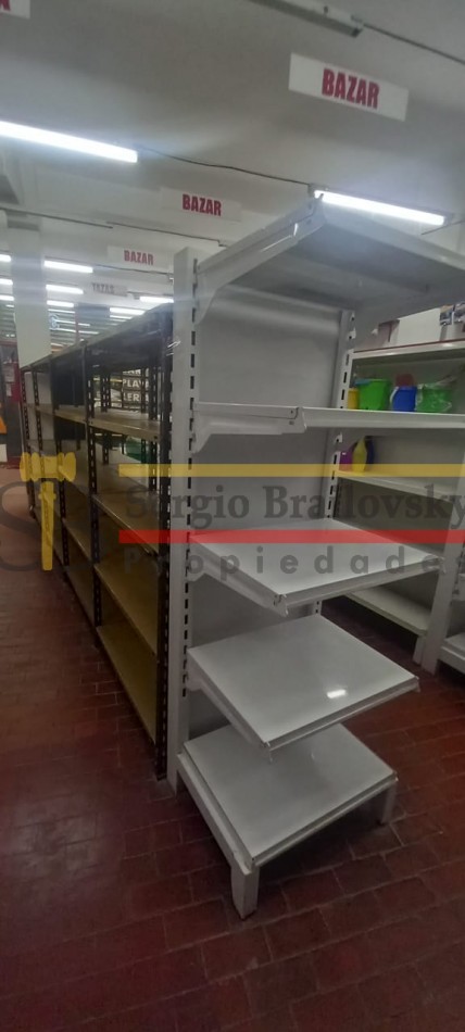 Oportunidad comercial y residencial en Av. 3 - Local, departamento y cochera