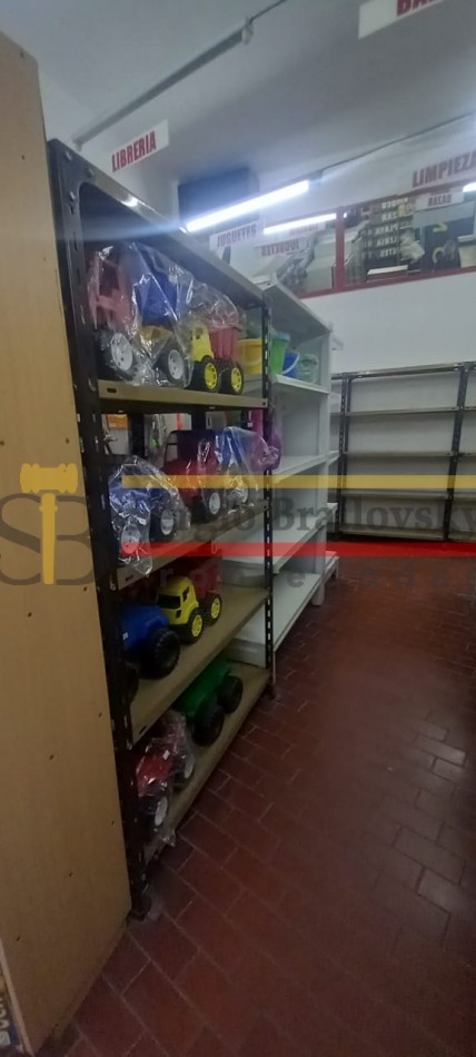 Oportunidad comercial y residencial en Av. 3 - Local, departamento y cochera